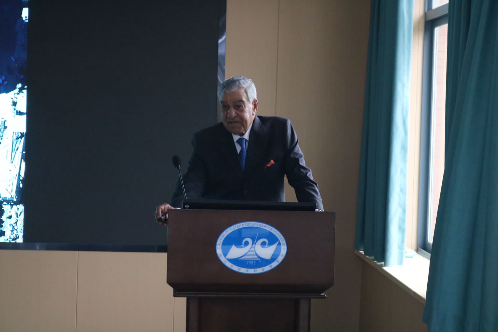 زاهي حواس يناقش أسرار بناء هرم خوفو في جامعة سيتشوان الصينية